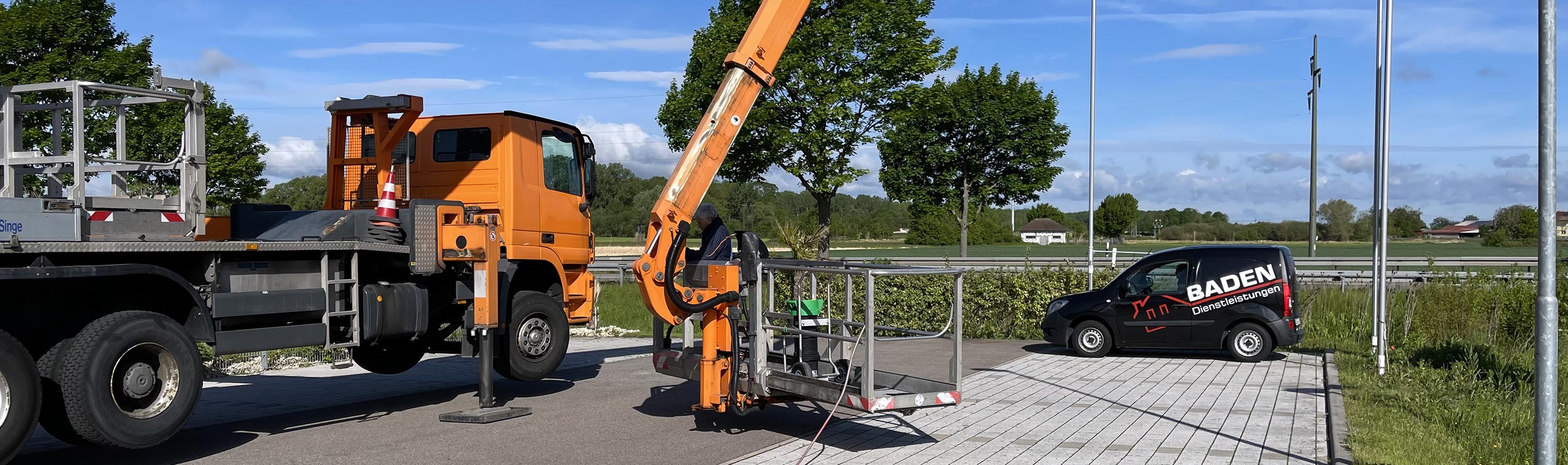 LKW mit Kran und Hebebühne und Fahrzeug von Gebäudereinigung Baden Dienstleistungen Offenburg