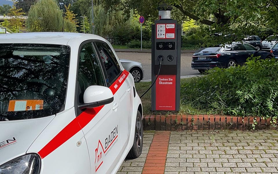 Gebaeudereinigung-Baden-Dienstleistungen E-Auto tankt Oekostrom